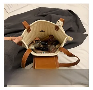 Vue détaillée de l'intérieur du sac en coton tressé montrant sa grande capacité et son rabat