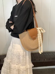 Grand sac fourre-tout en paille tressée beige avec rabat en cuir brun et nœud en dentelle