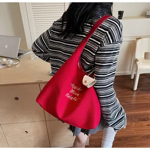 Détail du grand sac cabas rouge en toile avec broderie et petite pochette amovible