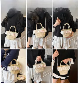 Vues détaillées du sac en paille à dentelle avec breloques fleurs et bandoulière perle