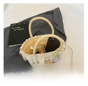 Vue intérieure du sac en paille avec dentelle montrant le rangement du téléphone et parfum