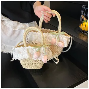 Détail de sacs en paille tissée avec bordure en dentelle et bandoulière en perles