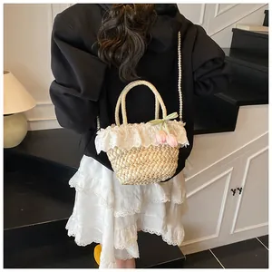 Sac en paille orné de dentelle, chaîne en perles et pendentifs tulipes décoratifs