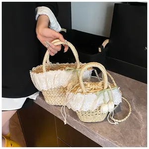 Détail des sacs à main en paille avec garnitures en dentelle blanche et poignées de perles