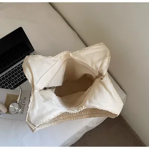 Détail du grand sac cabas en paille avec doublure en tissu et fermeture éclair sûre