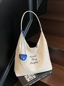 Grand sac fourre-tout en toile blanche avec lettres noires et pendentif bleu