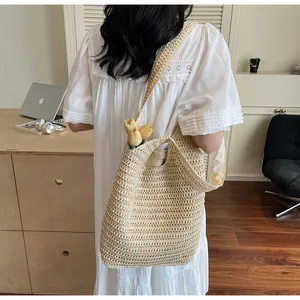 Détail d'un grand sac fourre-tout en paille tissé main avec texture naturelle
