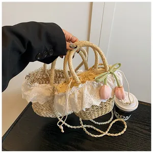 Détail du sac seau en paille avec bordure en dentelle blanche et charme tulipe rose