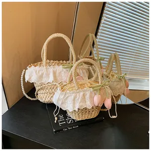Détail de sacs en paille avec broderie en dentelle, perles et charm tulipe