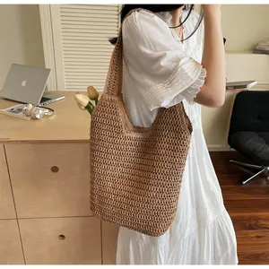 Gros plan d'un grand sac cabas en paille naturelle avec texture en rotin tissé main