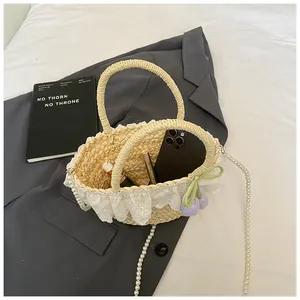 Sac en paille avec bordure en dentelle montrant l'espace pour téléphone et maquillage