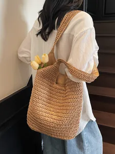 Sac fourre-tout minimaliste en paille tressée beige pour la plage et le quotidien