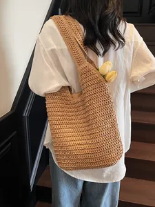 Sac fourre-tout minimaliste en paille pour la plage avec grande capacité et ton marron boisé