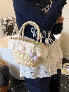 Sac en paille avec dentelle, breloques tulipes et sangle en perles pour la plage
