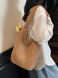 Sac fourre-tout minimaliste en paille avec bandoulière large pour vacances à la plage