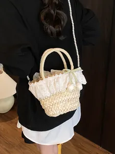Sac en paille avec bordure dentelle bandoulière perles et pendentif tulipe été