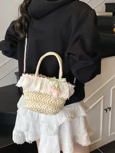 Sac en paille avec dentelle, breloque tulipe et bandoulière en perles chics