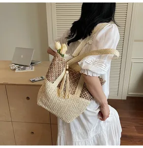 Detalle del bolso tote tejido con borla de flecos y cuentas de madera en un hogar cálido
