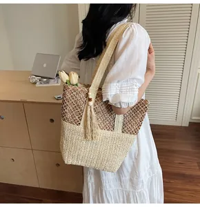 Detalle del bolso tote de punto con texturas mixtas y colgante de borla decorativa