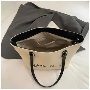 Detail of spacious tote bag with Mihua Doudu print, interior zipper pocket and lining
