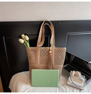 Detalle del bolso tote de paja tejida con gran capacidad interior y textura natural