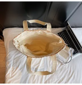 Interior del bolso de paja con forro de tela, bolsillo con cremallera y espacio amplio