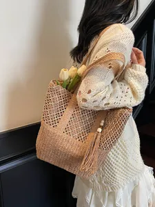 Bolso tote de paja tejida con patrones de contraste y borla para las vacaciones