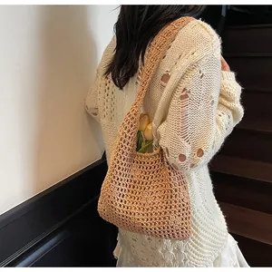 Détail de la texture en maille ajourée kaki sur un grand sac fourre-tout de plage bohème
