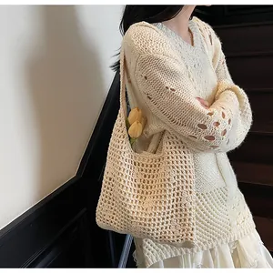 Détail du sac cabas en maille ajourée blanc crème avec motif au crochet sophistiqué