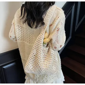 Vue détaillée du sac cabas en maille crème montrant la texture délicate des mailles ajourées