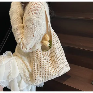 Gros plan du sac cabas beige au crochet avec texture en maille ajourée et style bohème