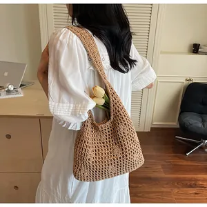 Vue détaillée du sac cabas en maille marron ajourée avec texture crochet et grande capacité