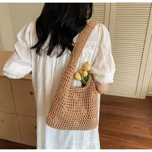 Détail de la maille du sac cabas au crochet avec bandoulière large et motif évidé