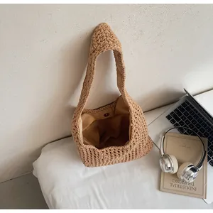 Détail du sac cabas en tricot ajouré tissé à la main avec fermoir magnétique et doublure