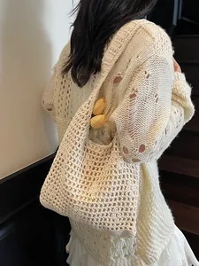Sac fourre-tout en maille crème au design ajouré minimaliste pour la plage et le shopping