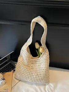 Sac fourre-tout chic en tricot beige ajouré avec bandoulière et fleurs pour l'été
