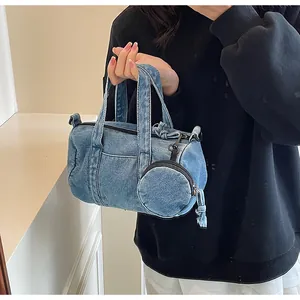 Dettaglio borsa a secchiello in denim lavato con portamonete rotondo abbinato