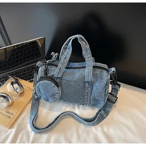 Dettaglio borsa a secchiello in denim con mini portamonete e tracolla regolabile