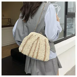 Détails d'un sac coquillage en paille vintage avec bandoulière chaîne et fermoir rétro