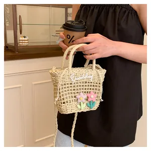 Detail van handgeweven rieten tas met 3D-bloemen en Goodday-borduurwerk