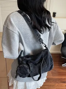 Grande borsa a secchiello in denim lavato nero con mini portamonete coordinato