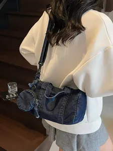Borsa a cilindro in denim blu scuro con astuccio e tracolla regolabile per stile casual