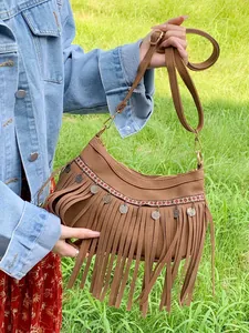 Sac bandoulière bohème en daim marron avec tissage ethnique et détails de franges