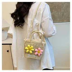 Detail van de geweven strooien tas met pluche zonnebloemen en Goodday-applicatie