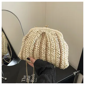 Détail du sac en paille tissé à la main avec rayures beiges et fermoir boule doré