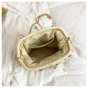 Détail de l'intérieur du sac en paille tressée avec doublure et bandoulière chaîne