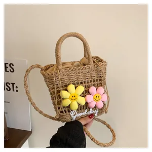 Detail van handgeweven rieten tas met pluchen zonnebloemen en 'Good day' decoratie