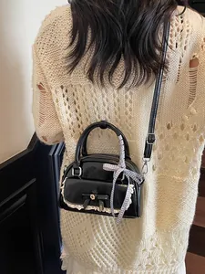 Sac à main noir en PU avec bordure dentelle, nœud et foulard en soie sur la poignée