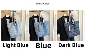 Comparativa de bolsos tote con relieve de rosas en tonos azul claro, azul y azul marino