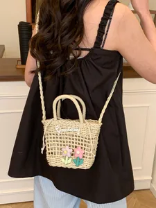 Gevlochten strooien tas met bloemen en Goodday-logo voor zomervakantie